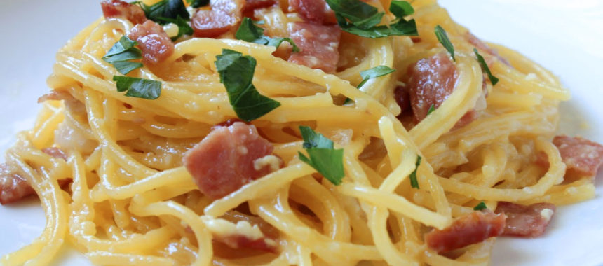 Spaghetti alla carbonara. Un piatto tipico della tradizione italiana.